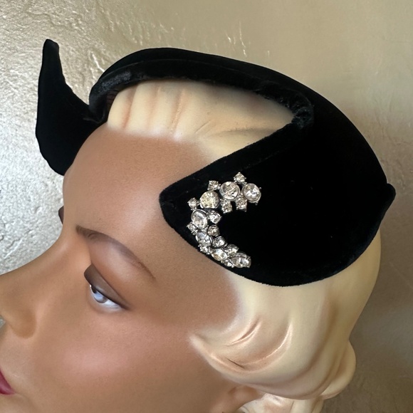SWANKY 1950s\' BLACK VELVET COCKTAIL HAT WITH RHINESTONE BROOCK AND TWO \